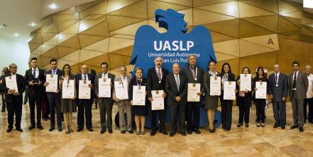 UASLP otorga medalla “Espíritu universitario” a egresados
