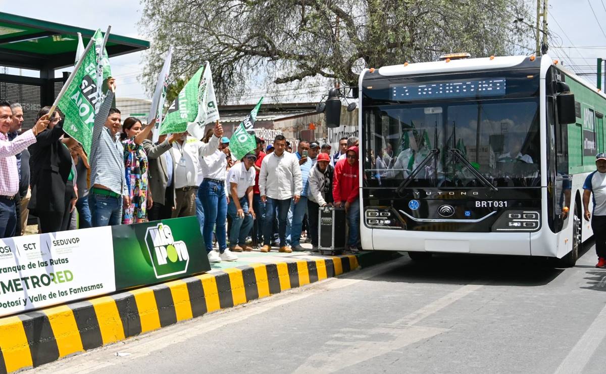 El gobernador de SLP arrancó la operación de las nuevas líneas por Circuito Potosí y Valle de los Fantasmas del Sistema de Transporte MetroRed. Foto: Especial