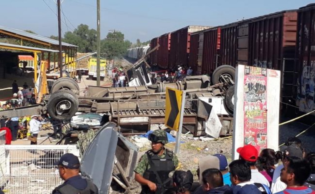 Terrible choque entre autobús y tren suma 9 muertos en Querétaro