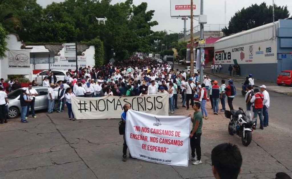  Marchan estudiantes de la UAEM para exigir solución a crisis financiera