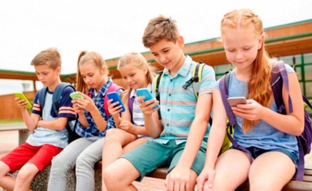 20% de los niños de entre 8 y 12 años tienen un teléfono celular