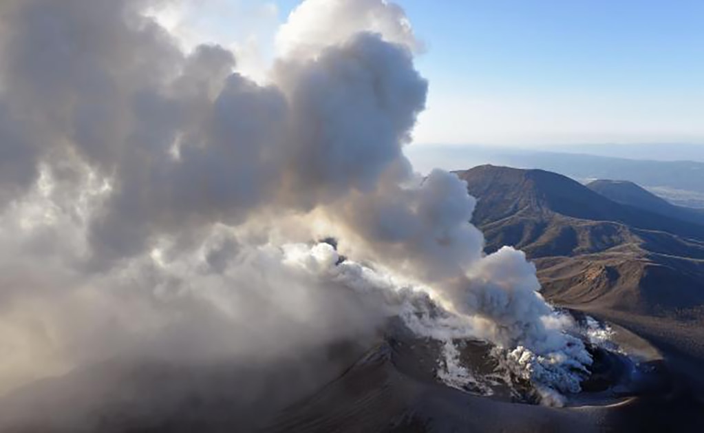 Japón emite alerta ante erupciones explosivas en volcán Shimmoe