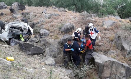 Trabajadores vuelcan en carretera Rioverde-SLP