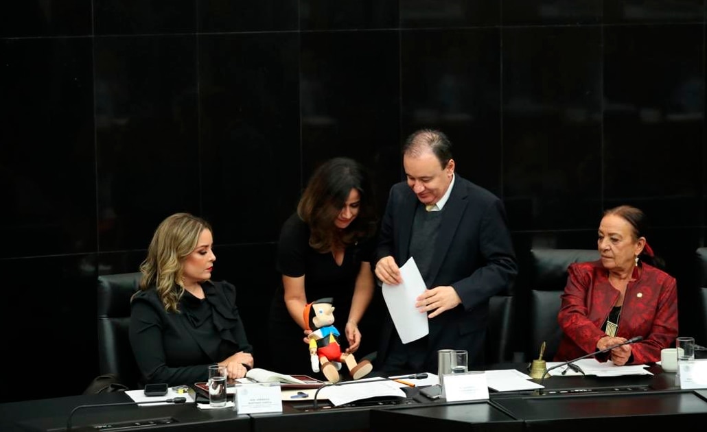 PAN regala muñeco de Pinocho a Durazo por “mentiras” sobre Culiacán