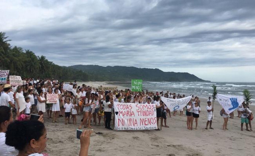 Realizan vigilia y marcha blanca en playa de Costa Rica en honor a mexicana asesinada