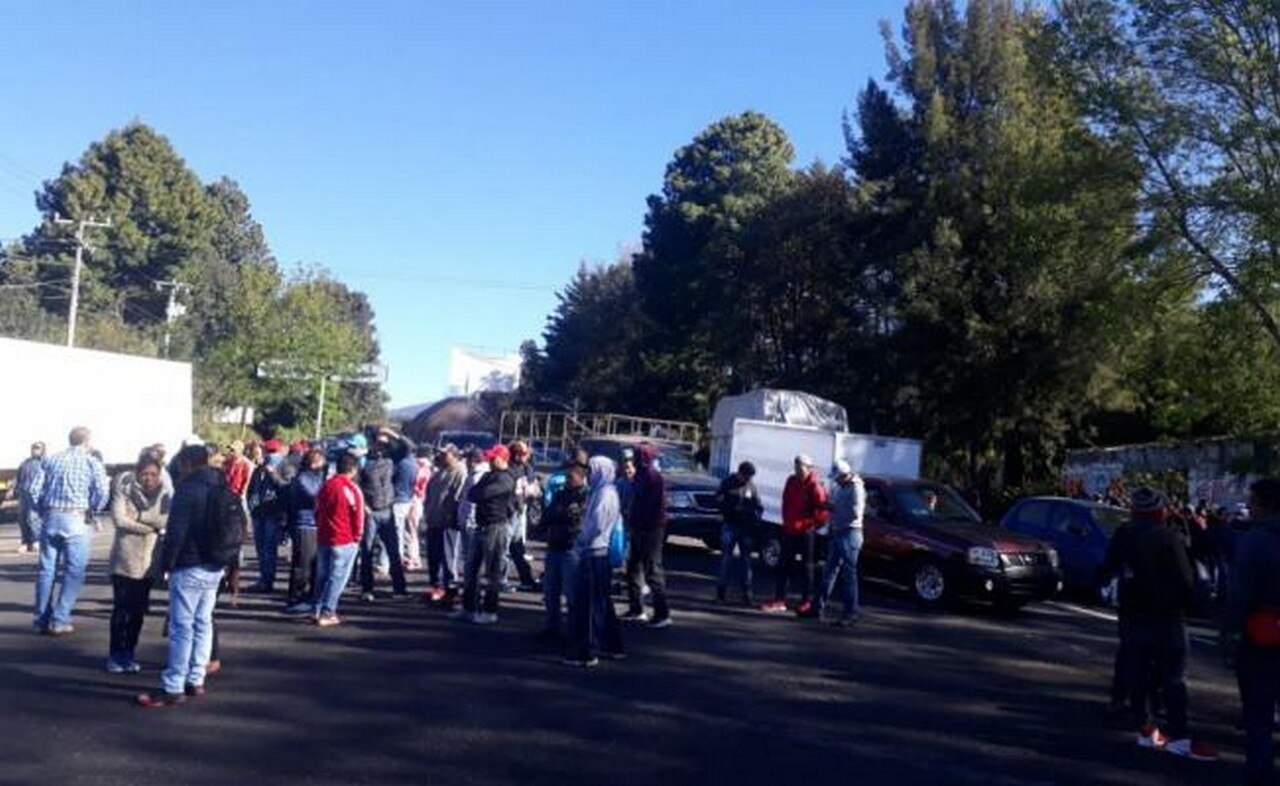  Maestros indígenas bloquean carreteras de Michoacán por falta de pagos