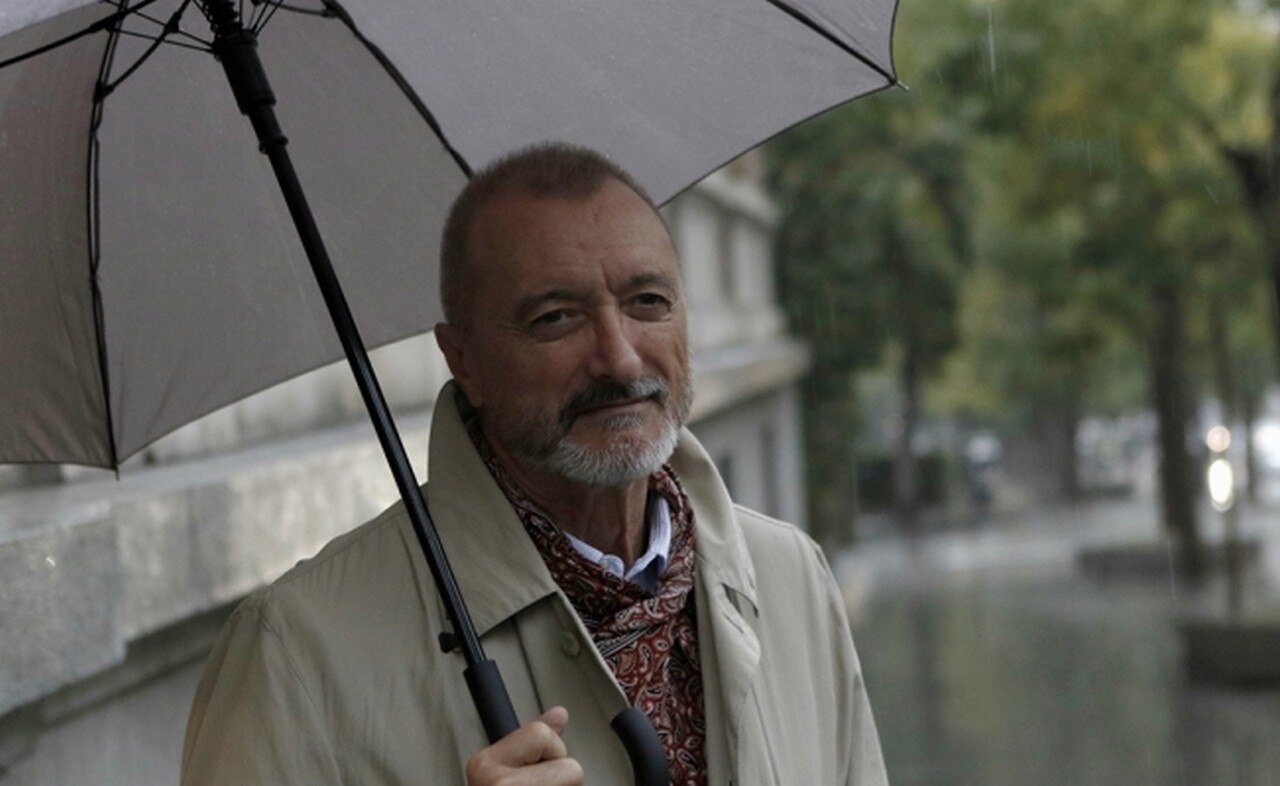  Arturo Pérez-Reverte, el escritor que respondió a la carta de AMLO