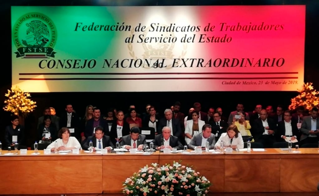 Piden burócratas a AMLO aumento salarial de 7.5% y recursos para sector salud