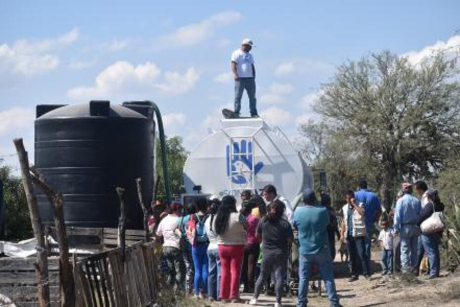 Ayuntamiento continúa con entrega de tinacos en comunidades de SLP 