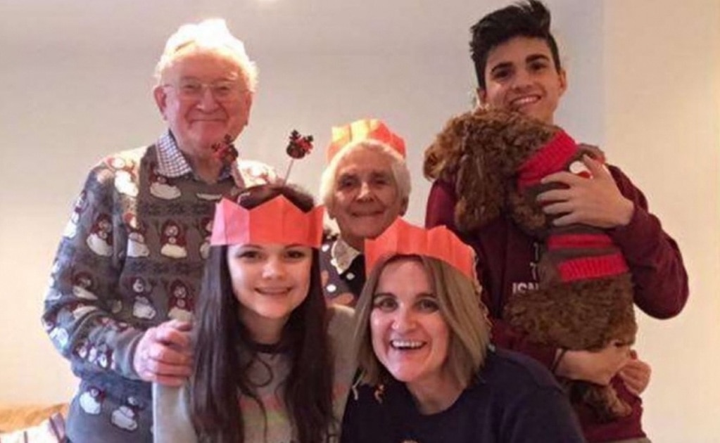 En la foto vemos a Katie Scott en la Navidad de 2017 junto a su madre, Hazel, su hermano, Ben y sus abuelos Anne y John. Foto: Katie Scott