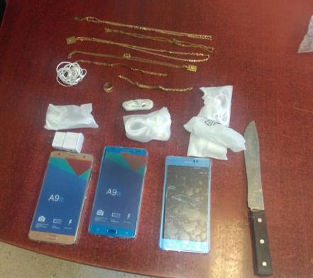 Detienen a dos con celulares, joyería y un arma blanca 