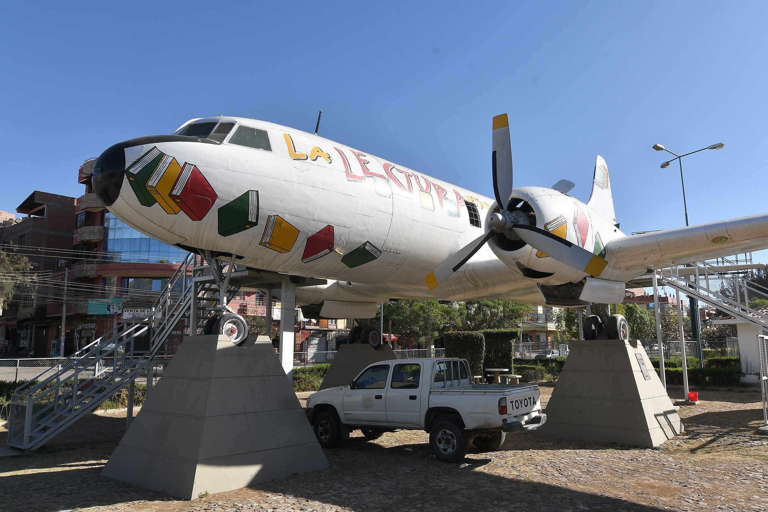 Avión se transforma en biblioteca en Bolivia