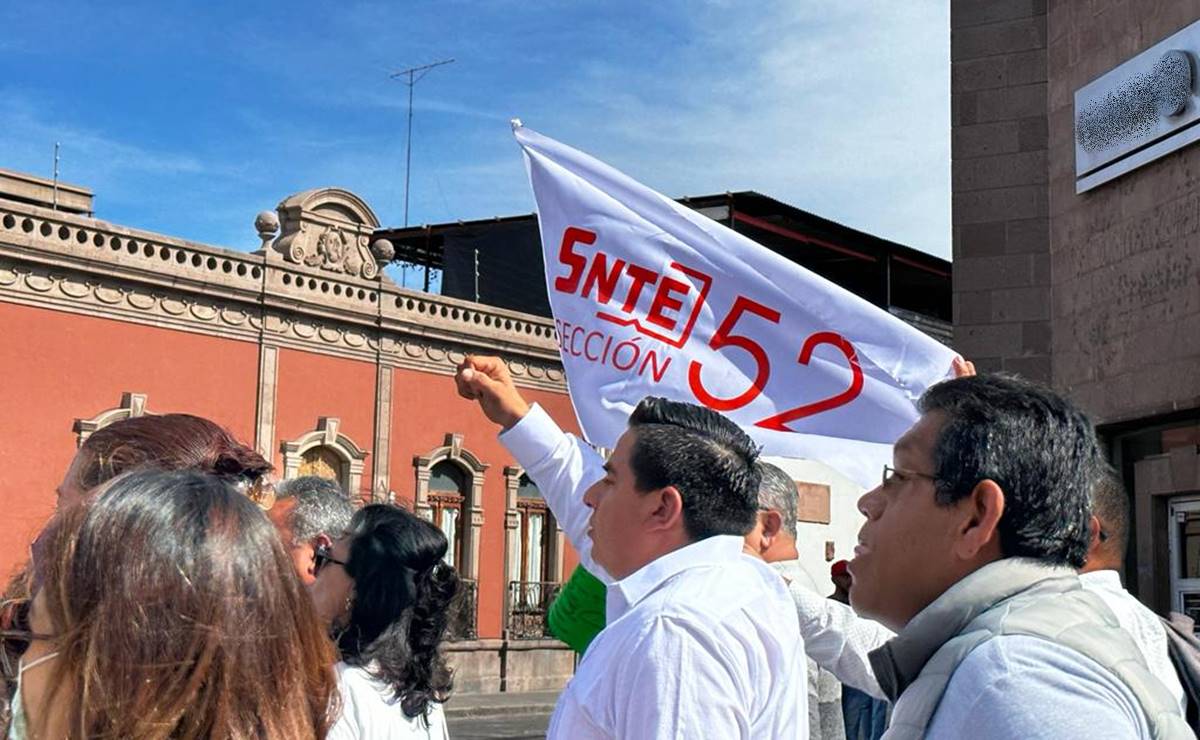 Cerca de 2 mil maestros protestan frente a sede de Finanzas en SLP; exigen salarios adeudados