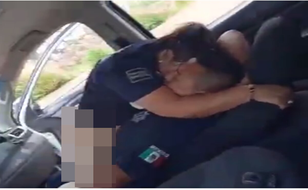 Captan a policías teniendo sexo en patrulla de Ecatepec; son cesados