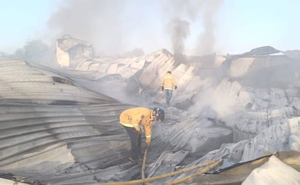 Mega incendio consume recicladora en Villa de Pozos