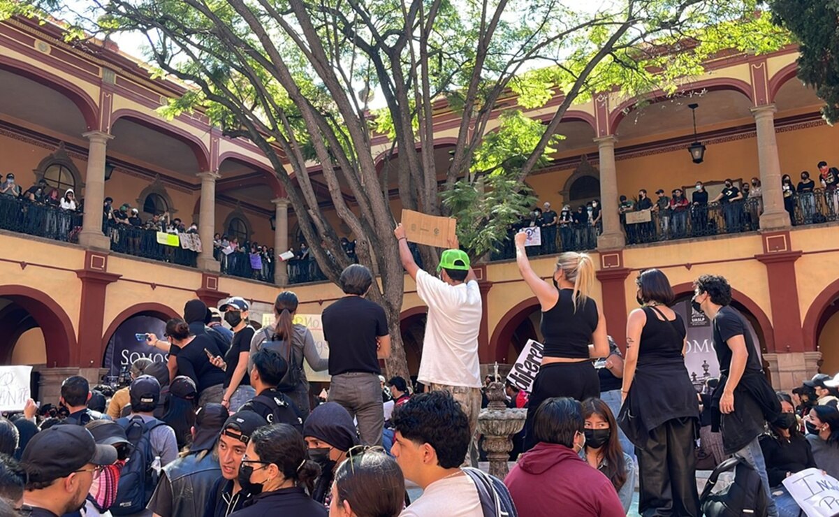 Consignas, bloqueos y un paro indefinido: Así fue el segundo día de la protesta estudiantil en la UASLP