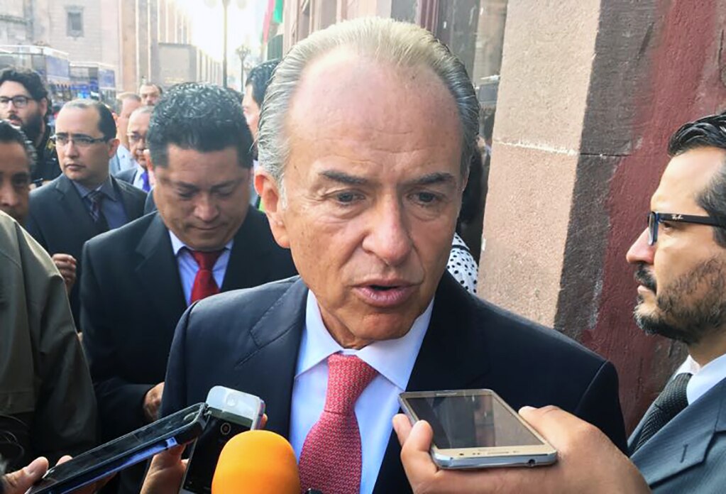 Inseguridad y pobreza, dos grandes retos, reconoce Carreras tras entrega de tercer informe