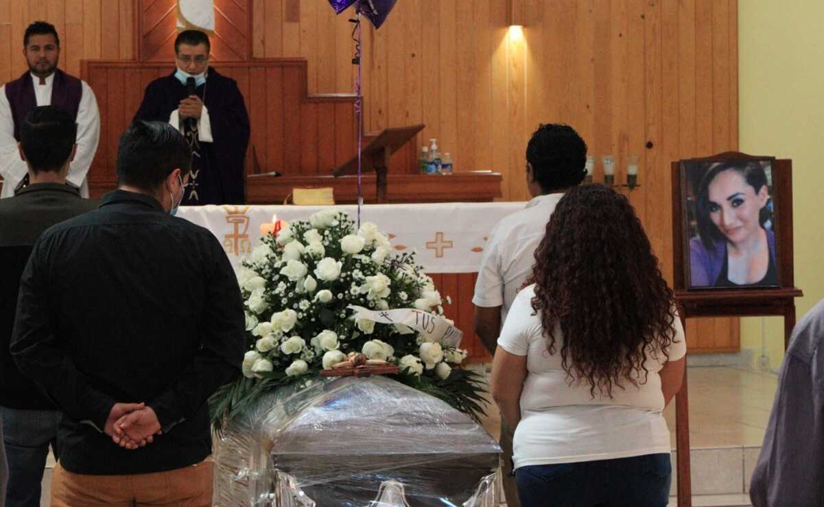 La mañana de este sábado se realizó la misa de cuerpo presente de Nayeli Alfaro, a la que asistieron más de 100 personas. Foto: Fabiola Rodríguez