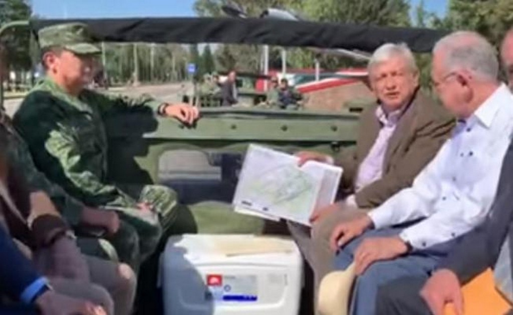 AMLO sobrevuela base aérea de Santa Lucía