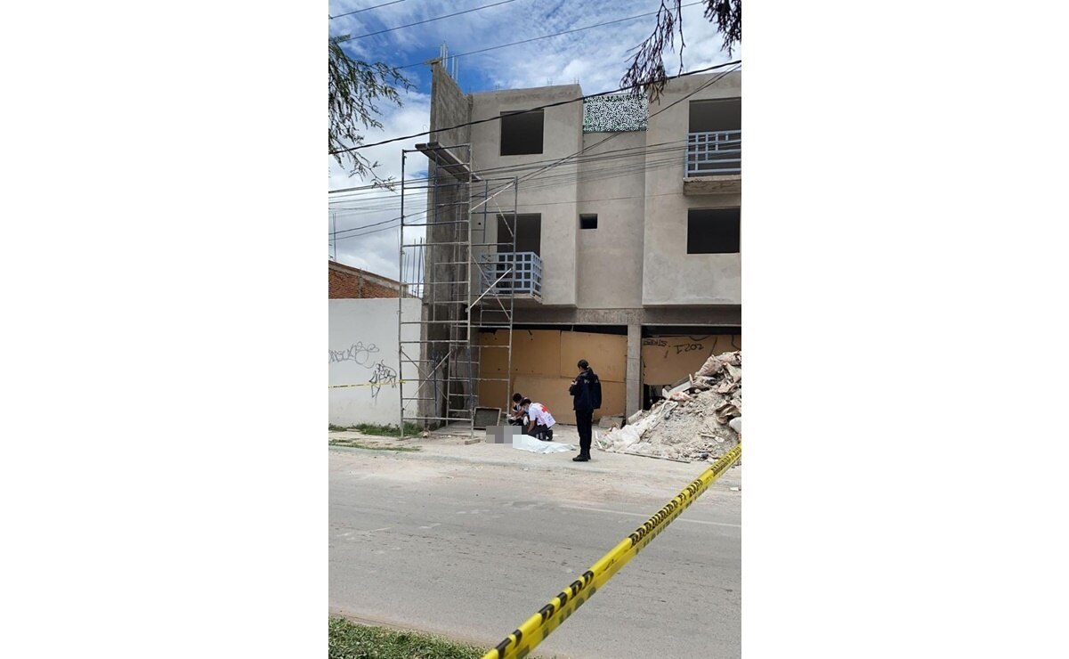 Albañil recibe descarga eléctrica, cae de una altura de 7 metros y muere en Soledad