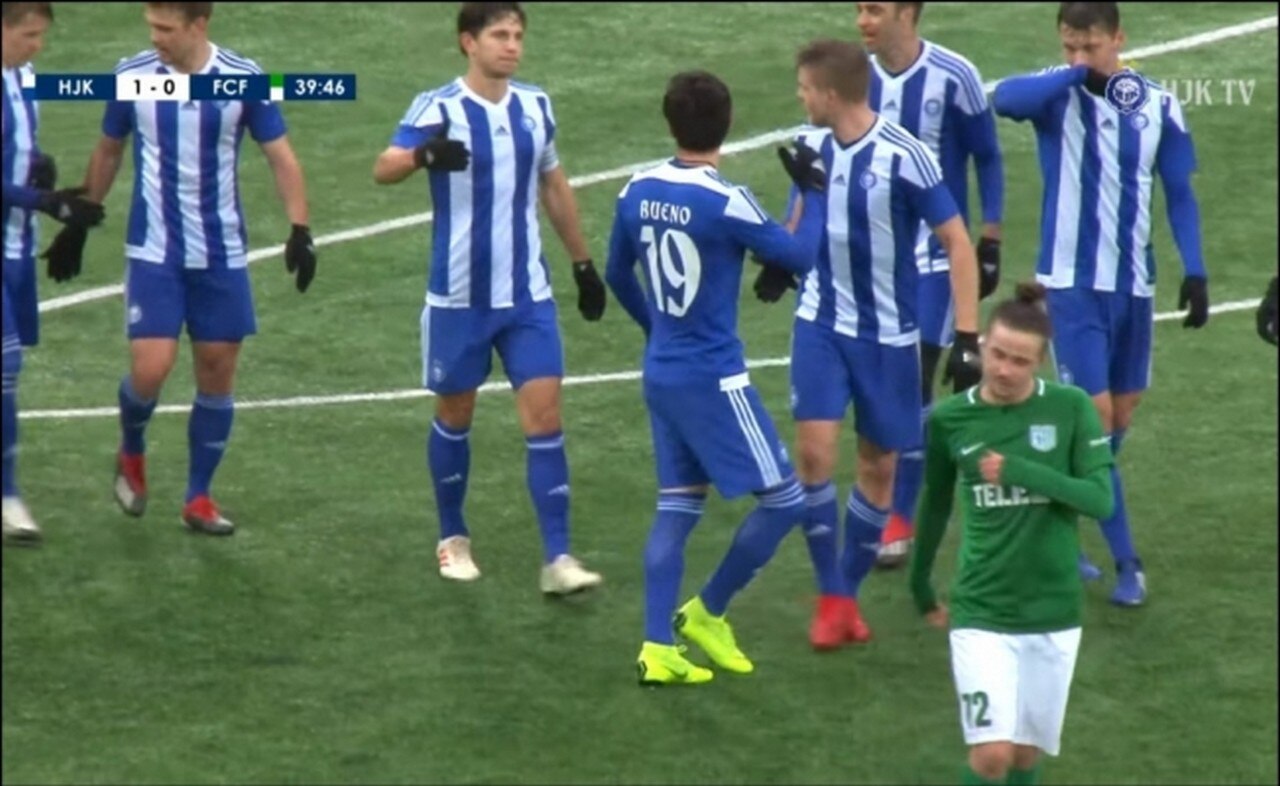  Marco Bueno anota con su nuevo equipo de Finlandia