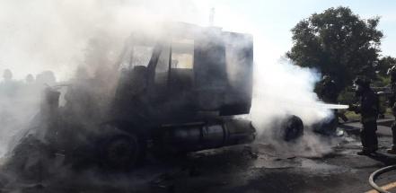Llamas consumen tráiler en supercarretera a Rioverde 