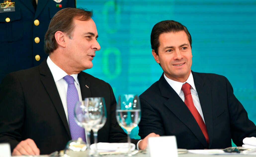 Juan Pablo Castañón, presidente del Consejo Coordinador Empresarial, y el presidente Enrique Peña Nieto, durante la Asamblea General Ordinaria del gremio patronal (PRESIDENCIA)