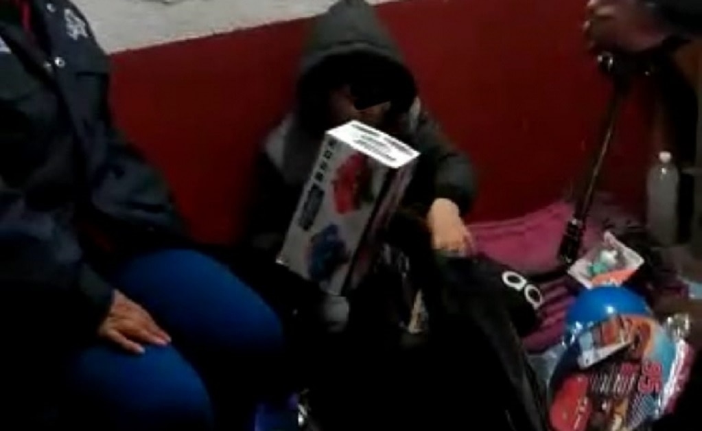 Mamá le dice que los Reyes Magos lo olvidaron y niño escapa de su casa