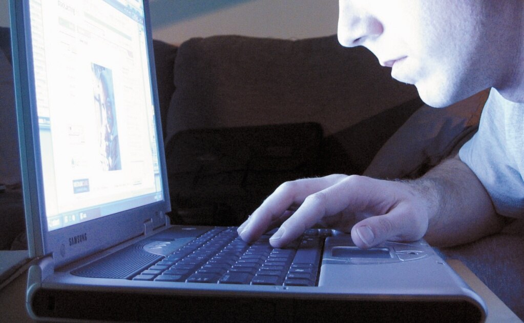 ¿Sientes que te observan? Detecta si hay una cámara grabándote