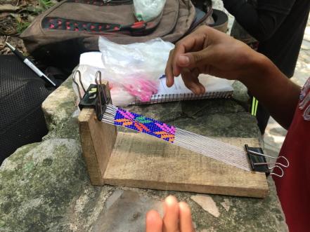 Con “minitelares”, jóvenes artesanos de Aquismón crean pulseras y cautivan con su proceso creativo