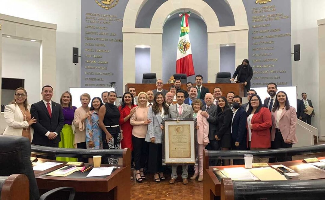 Piloto mexicano Ricardo Cordero Ávila recibe presea Plan de San Luis en el Congreso del estado. Foto: Congreso del Estado de San Luis Potosí