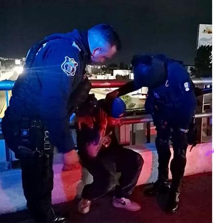 Policías evitan suicidio de un joven en la capital de SLP