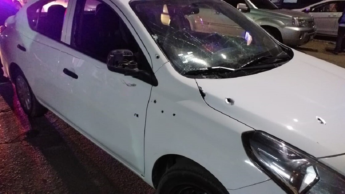 Abandonan carro baleado en Hospital Central 
