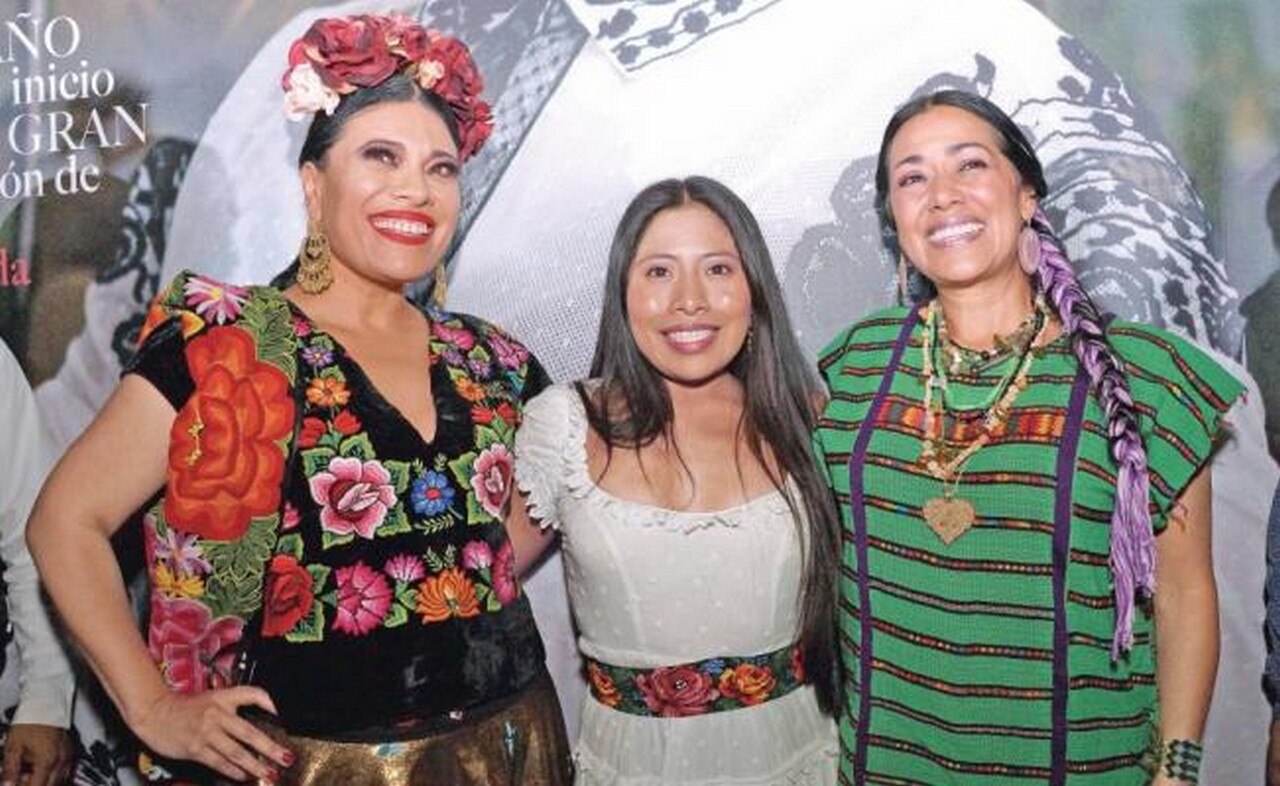  Entre selfies, Yalitza regresa feliz a su tierra