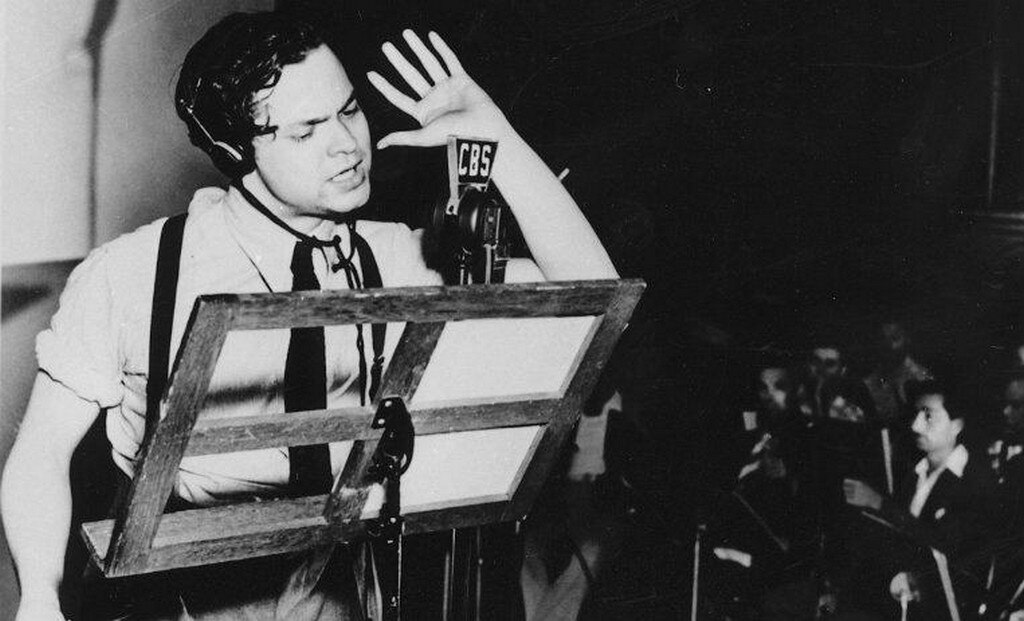 Orson Welles transmitiendo su programa de radio "The War of the Worlds" en Nueva York. (Foto AP)