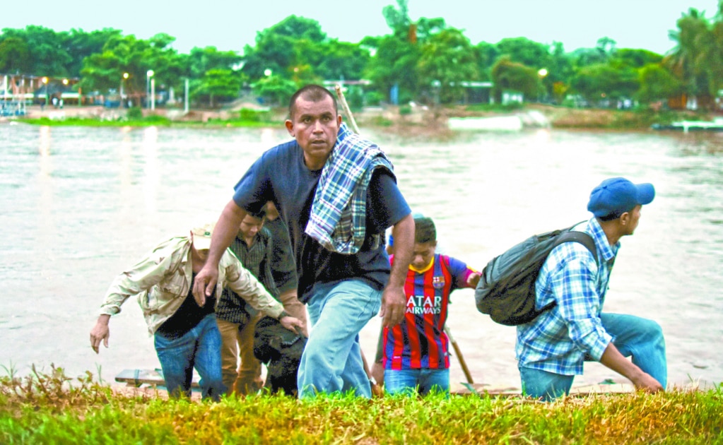 Cruzan migrantes el río Suchiate y desafían a la Marina