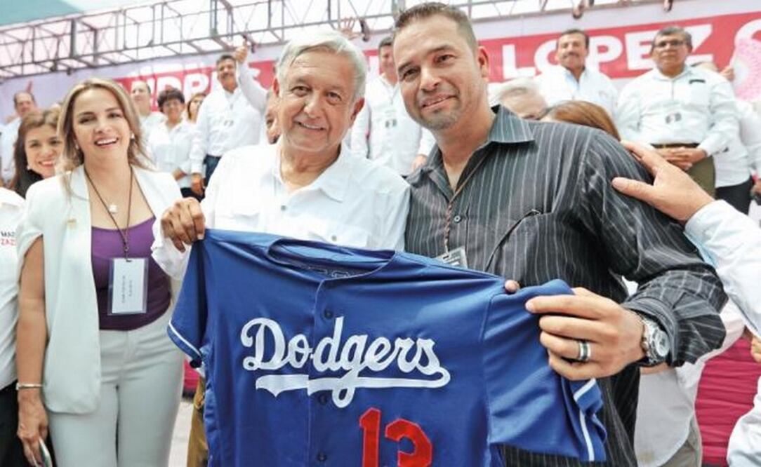 Andrés Manuel López Obrador recibió una camisola del ex beisbolista de los Dodgers Juan Gabriel Castro (VALENTE ROSAS. EL UNIVERSAL)