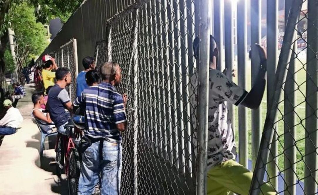 Vecinos del barrio Rebolo fundaron La otra tribuna. Foto: ARIEL VELÁZQUEZ. EL UNIVERSAL