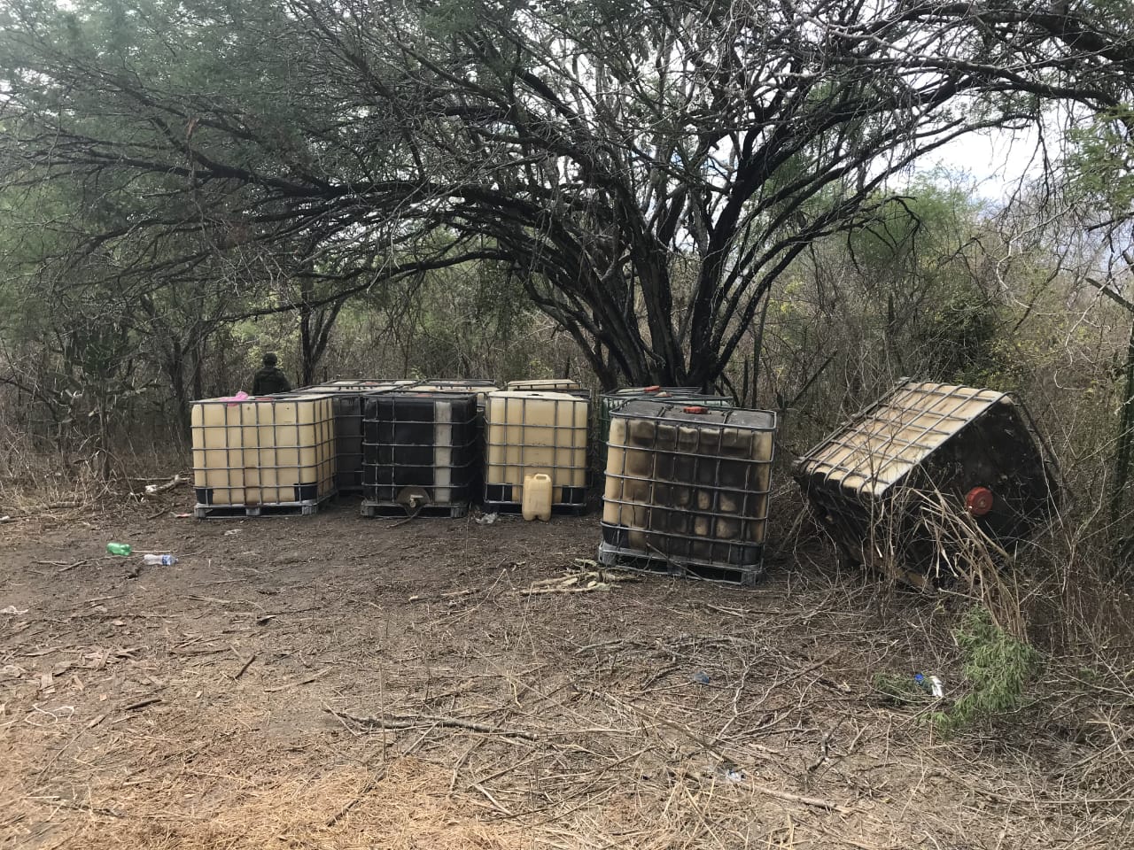 Aseguran 8 mil litros de gasolina en Ébano