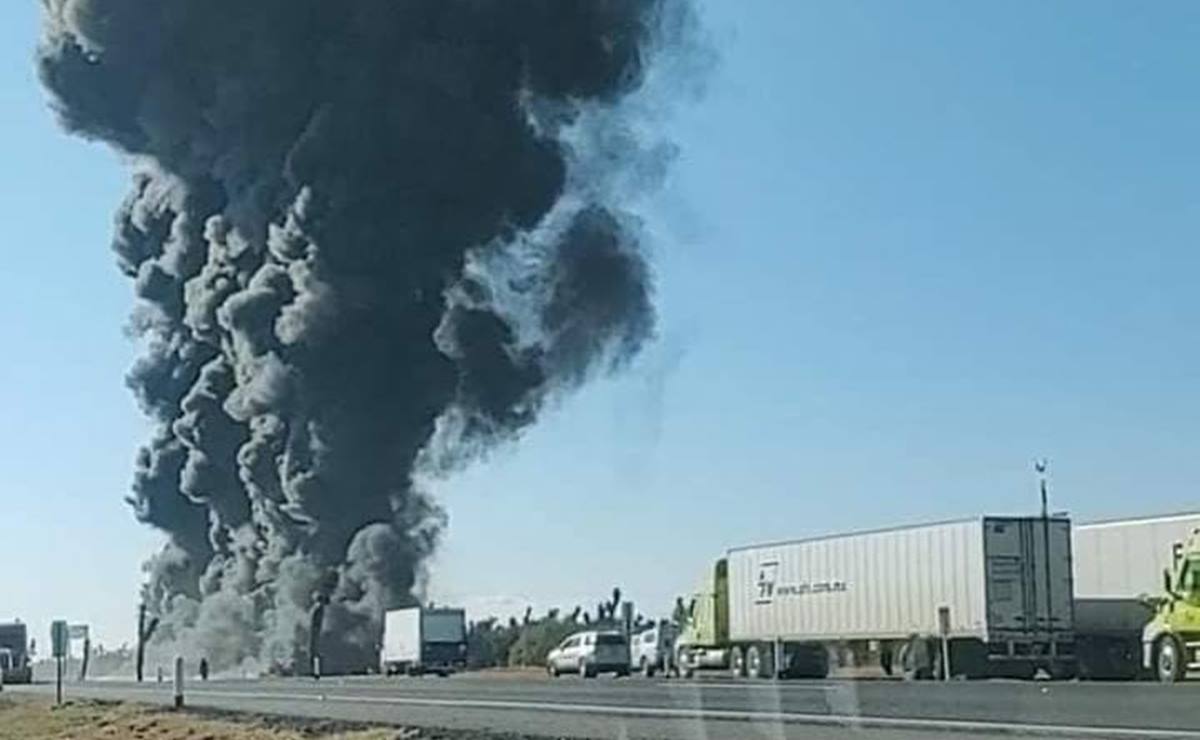 VIDEO. Por incendio de vehículo, cierran la circulación en carretera SLP-Matehuala