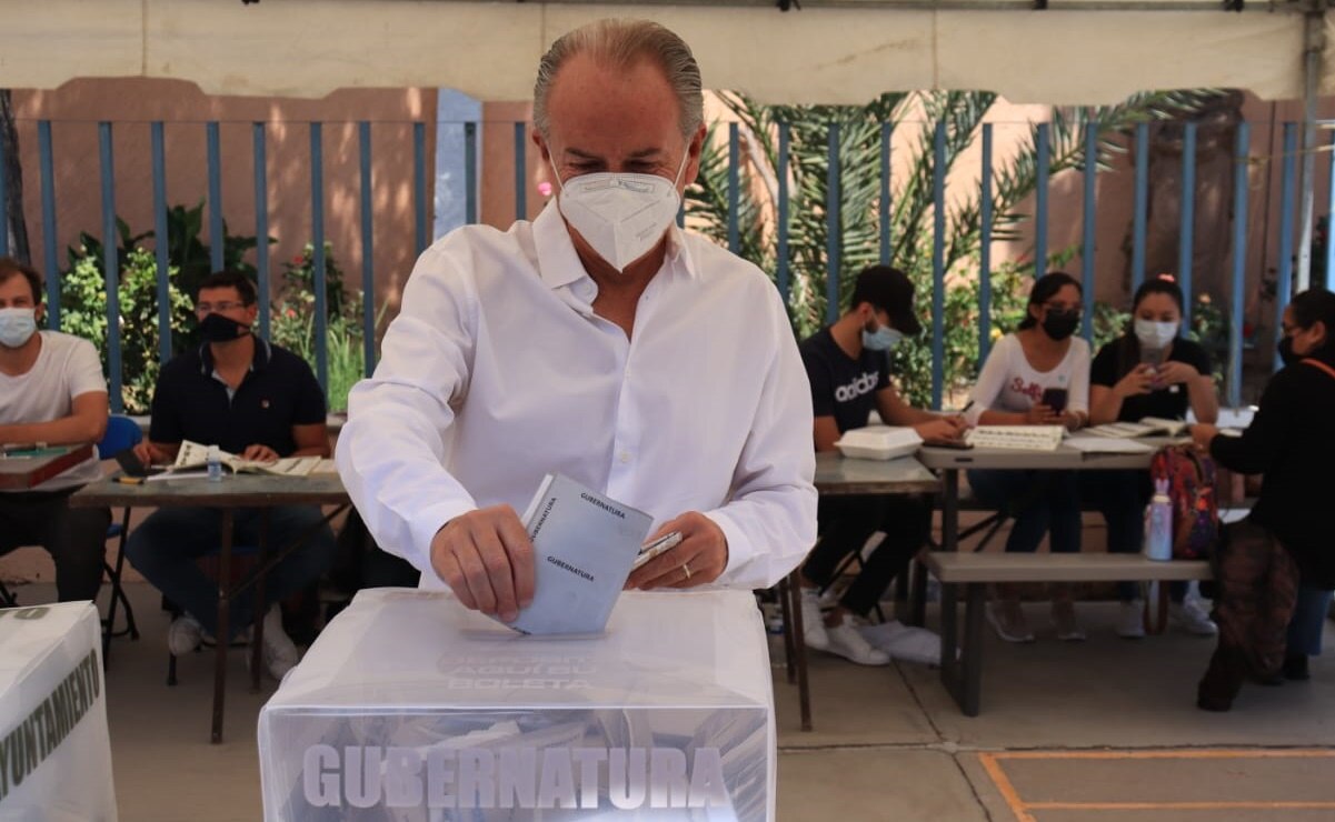 Carreras López vota en canchas de futbol del Instituto Potosino