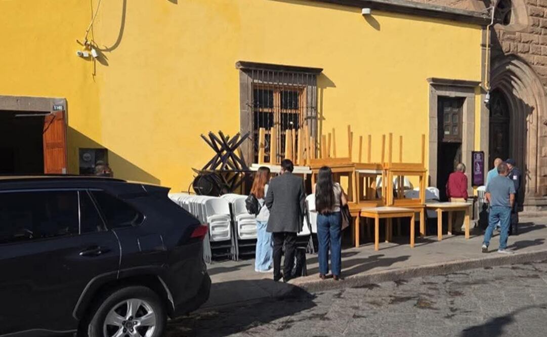 Los muebles del Café Canta'o de SLP amanecieron en la calle, lo que desató rumores de desalojo. Foto: Tomada de redes sociales
