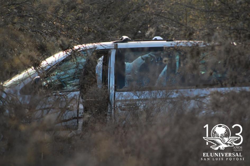 Encuentran cadáver en camioneta