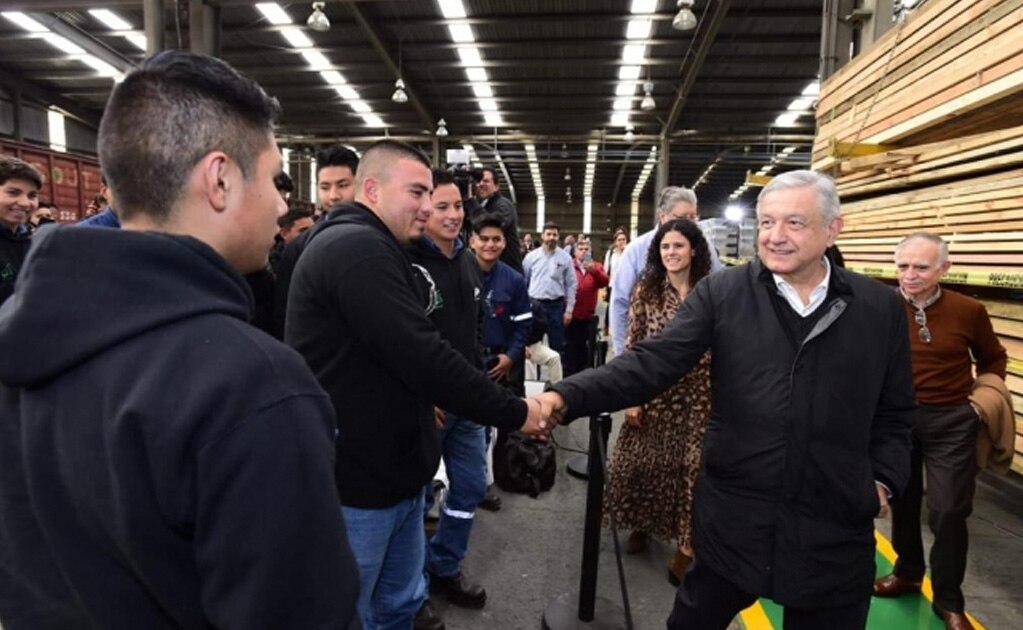 AMLO y jóvenes. Cortesía Presidencial