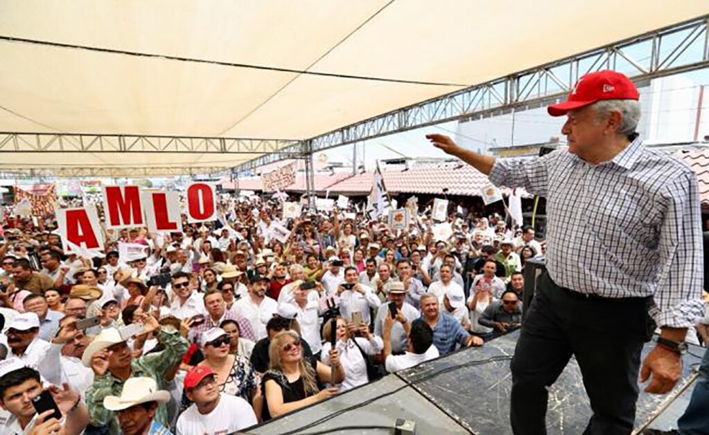 AMLO: Castañón recibe presión, no quieren que se revisen los contratos del NAIM