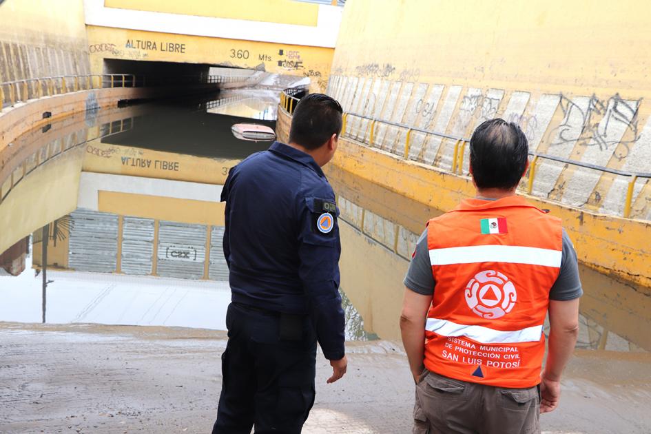 Rescatan vehículo en puente Othón