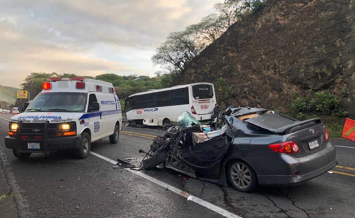 Choque entre camión y auto deja una mujer muerta y 6 heridos en Silao, Guanajuato