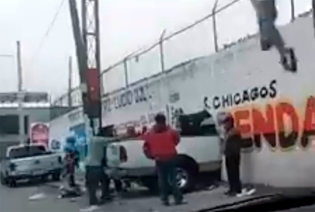 Conductor se impacta contra barda