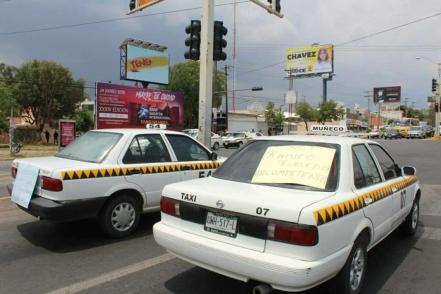 Fuerza Estatal Metropolitana intenta desalojar a taxistas