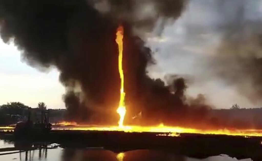 Captura de un vídeo que muestra una especie de remolino de fuego registrado durante un incendio en una propiedad industrial en Reino Unido. Foto: AP